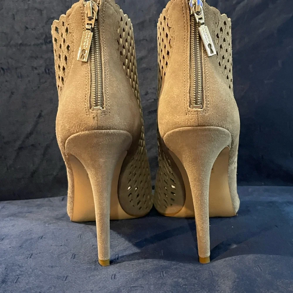 Ivanka Trump genuine suede leather peep toe booties
Taupe Size 9 - Picture 3 of 4